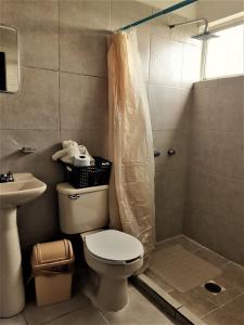 un bagno con wc, doccia e lavandino di Mi Depa Tec 23 a Monterrey