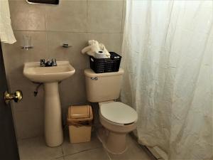 un bagno con un water e un lavandino di Mi Depa Tec 23 a Monterrey Altre 5 foto