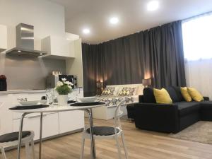 Posedenie v ubytovaní Apartment Aspalathos Centar - City center, a few minutes' walking distance to the UNESCO Palace, parking lot in front of the apartment