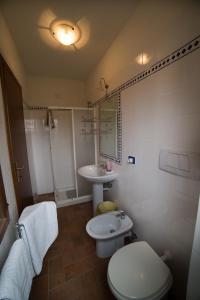 a bathroom with a toilet and a sink at Agriturismo La Piantata in Bolsena