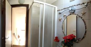 Koupelna v ubytování Villetta con giardino immersa nel verde a 150mt dal mare