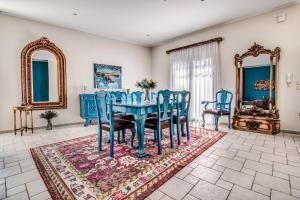 a dining room with a blue table and chairs at Villa Intemella in Kompítsion