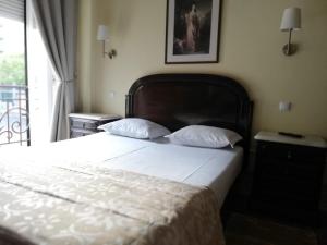 um quarto com uma cama grande e uma janela em Brasilia em Lisboa