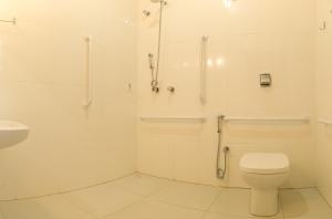 Bilik mandi di Hostel SLG