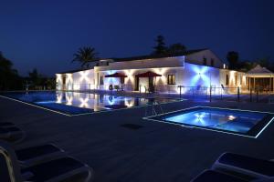 een villa met een zwembad in de nacht bij Case Vacanza SANT'AGOSTINO Siracusa in Siracusa