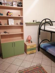 1 dormitorio con litera, escritorio y estanterías en la casa di fiore, en Asti