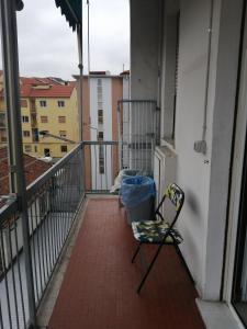 una silla sentada en el balcón de un edificio en la casa di fiore, en Asti