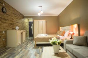 Habitación de hotel con cama y sofá en Hotel Dimasi en Kutaisi
