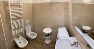 a bathroom with two sinks and a toilet and a sink at Ca du Sergio - Il Mesco in Levanto