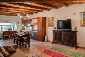 a living room with a television and a dining room at La Torretta di Francavilla al Mare in Francavilla al Mare