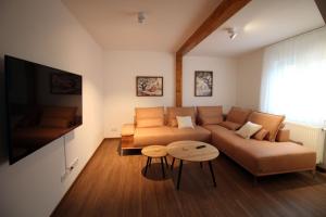 uma sala de estar com um sofá e uma mesa em Hofreite em Heppenheim