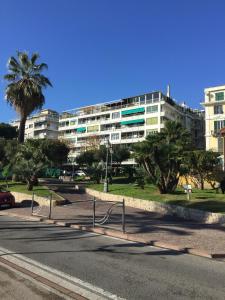 une rue avec un grand bâtiment en arrière-plan dans l'établissement PARVA DOMUS, à Sanremo