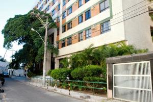 un edificio con una puerta frente a una calle en Apart Hotel Atlantic City Salvador, en Salvador