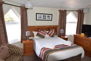 A bed or beds in a room at Castle Lodge