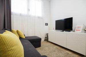 TV at/o entertainment center sa Apartment Aspalathos Centar