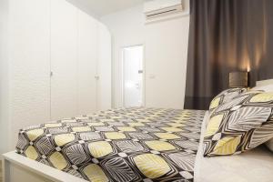 Posteľ alebo postele v izbe v ubytovaní Apartment Aspalathos Centar - City center, a few minutes' walking distance to the UNESCO Palace, parking lot in front of the apartment