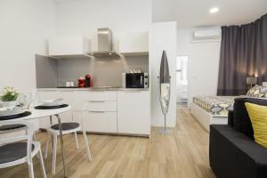 Kuchyňa alebo kuchynka v ubytovaní Apartment Aspalathos Centar - City center, a few minutes' walking distance to the UNESCO Palace, parking lot in front of the apartment