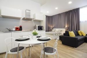 Kuchyňa alebo kuchynka v ubytovaní Apartment Aspalathos Centar - City center, a few minutes' walking distance to the UNESCO Palace, parking lot in front of the apartment