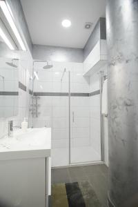Kúpeľňa v ubytovaní Apartment Aspalathos Centar - City center, a few minutes' walking distance to the UNESCO Palace, parking lot in front of the apartment