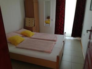 A bed or beds in a room at Apartman Irena