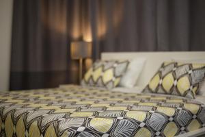 Posteľ alebo postele v izbe v ubytovaní Apartment Aspalathos Centar - City center, a few minutes' walking distance to the UNESCO Palace, parking lot in front of the apartment