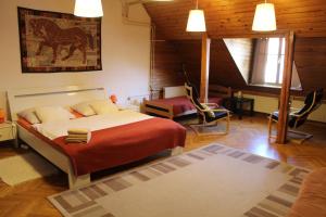 ein Schlafzimmer mit einem Bett und Stühlen in einem Zimmer in der Unterkunft VIKSI hostel in Ljubljana