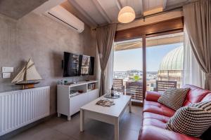 アテネにあるTOP Kolonaki Studio+Terrace Stunning Acropolis Viewsのリビングルーム(ソファ、テーブル付)