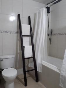 Ett badrum på Hotel Kampak Wasi