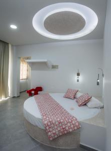 リメナリアにあるVilla Oasisの白い天井のベッドルーム1室(大型ベッド1台付)