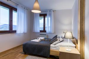Ένα ή περισσότερα κρεβάτια σε δωμάτιο στο Apartament Sielanka, basen Kościelisko