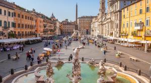 ローマにあるCasa Italiano - BestBnB Garbatellaの市街中の噴水のある通り