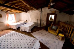 una habitación con dos camas y una mesa y una silla en LA CABAÑA DE PORTUGAL, en Fornillos de Fermoselle 11 fotos más
