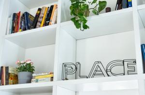 biała półka na książki z doniczką w obiekcie Cozy studio Campo de Fiori w Rzymie