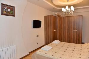 um quarto com uma cama e um armário de madeira em House Impulse Xazar em Baku