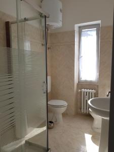 La salle de bains est pourvue d'une douche, de toilettes et d'un lavabo. dans l'établissement Hostsrevolution Pragelato, à Pragelato