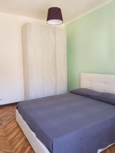 - une chambre avec un grand lit et une couverture bleue dans l'établissement Hostsrevolution Pragelato, à Pragelato
