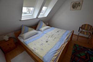 a bed in a small room with a window at Haus Junior in Hohwacht