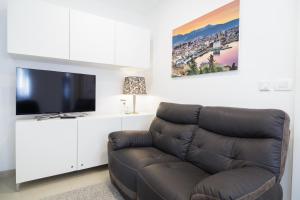 Televízia a/alebo spoločenská miestnosť v ubytovaní Holiday Home Aspalathos - with free parking, near the beach, a few minutes' walking distance to the UNESCO Palace