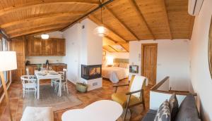 een keuken en een woonkamer met een bed en een tafel bij La Buhardilla de Huecar in Cuenca +16 foto's