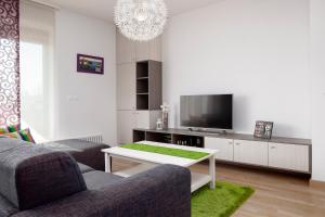 sala de estar con sofá y TV en LunaRo, en Zagreb