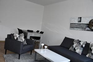 un soggiorno con divano e tavolo di Vicky´s Ferienwohnung a Flensburgo