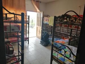 Tempat tidur susun dalam kamar di Bunksurfing Hostel