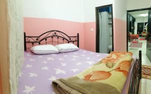 Ένα ή περισσότερα κρεβάτια σε δωμάτιο στο Bunksurfing Hostel