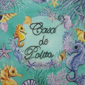 einen Kuchen mit den Worten casa de colula mit Seepferdchen in der Unterkunft Casa De Polita in San Andrés