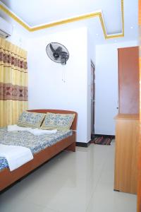 um quarto com uma cama e um cesto de basquetebol em Golden Star Guest House em Jaffna