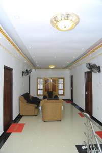 uma sala de estar com duas cadeiras e um tecto em Golden Star Guest House em Jaffna