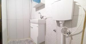 Kamar mandi di Bunksurfing Hostel