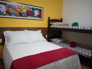 una camera con un letto e due letti a castello di Flats Alegria a Olímpia Altre 52 foto