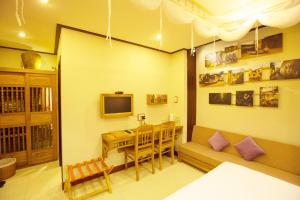 TV a/nebo společenská místnost v ubytování Hoi An Pho Library Hotel