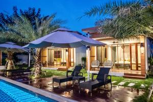 Bazén v ubytování Kan & Kan Luxury Pool Villa Hua Hin with all bathtub nebo v jeho okolí